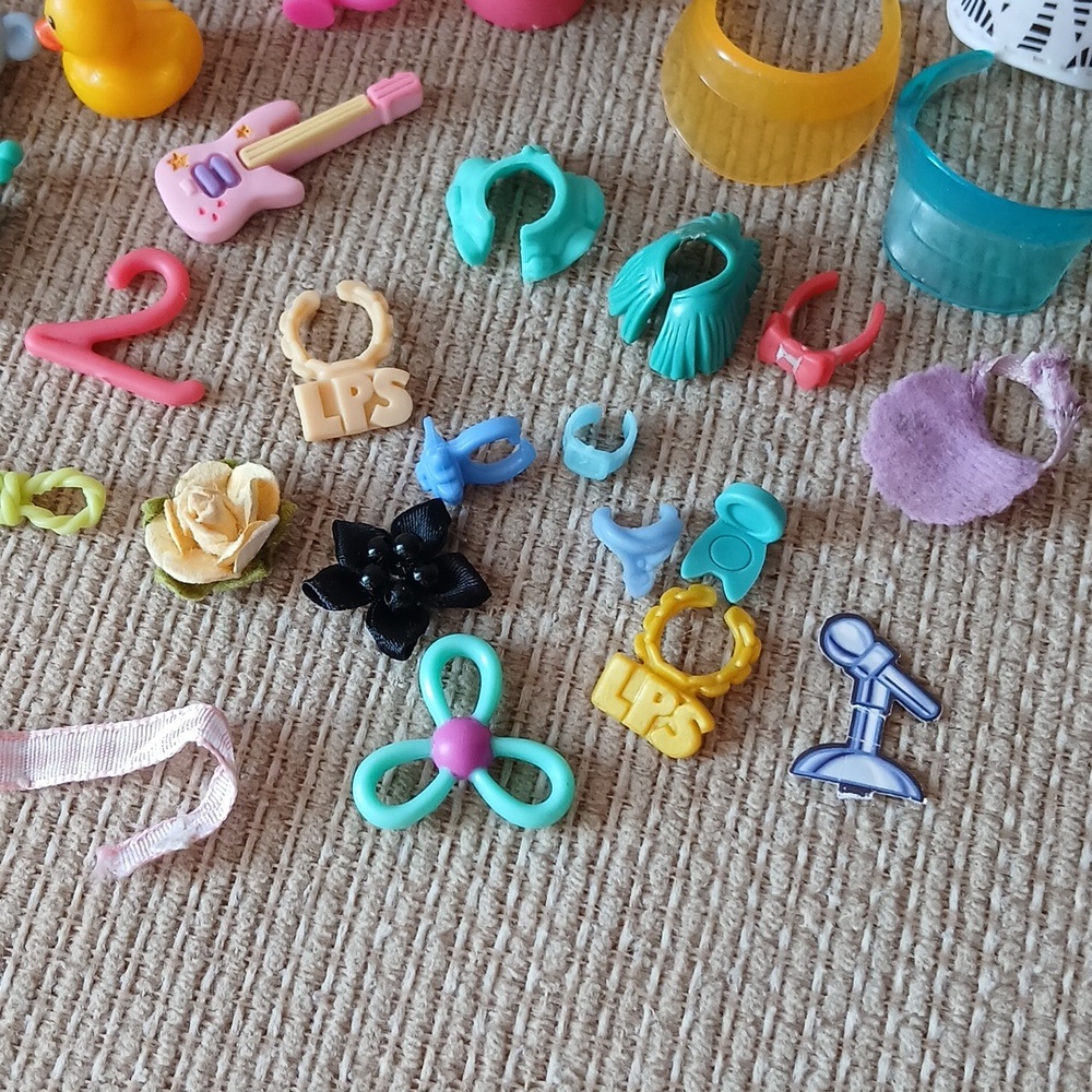 Small Assorted Littlest Pet Shop Accessories - Picture 3 of 5